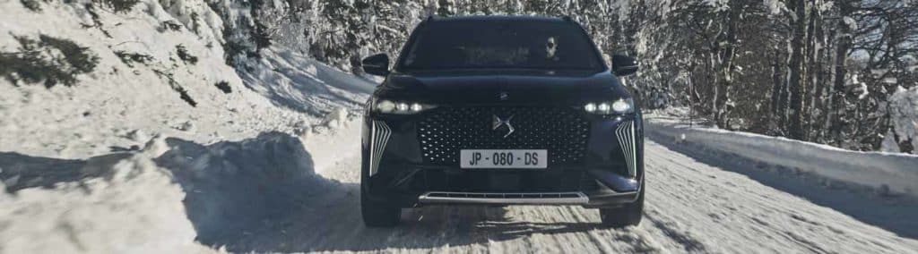 voiture noire qui roule dans la neige